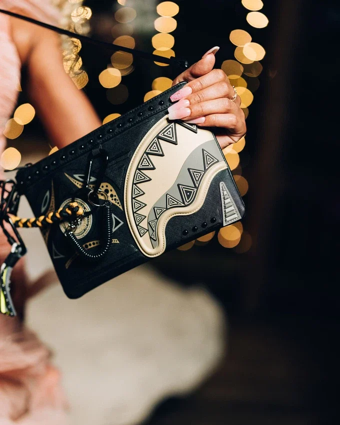 A.I. AFRICAN INTELLIGENCE SHARKS OF THE GOLD OCEAN CROSSOVER CLUTCH - COLABORACIÓN CON SANDFLOWER