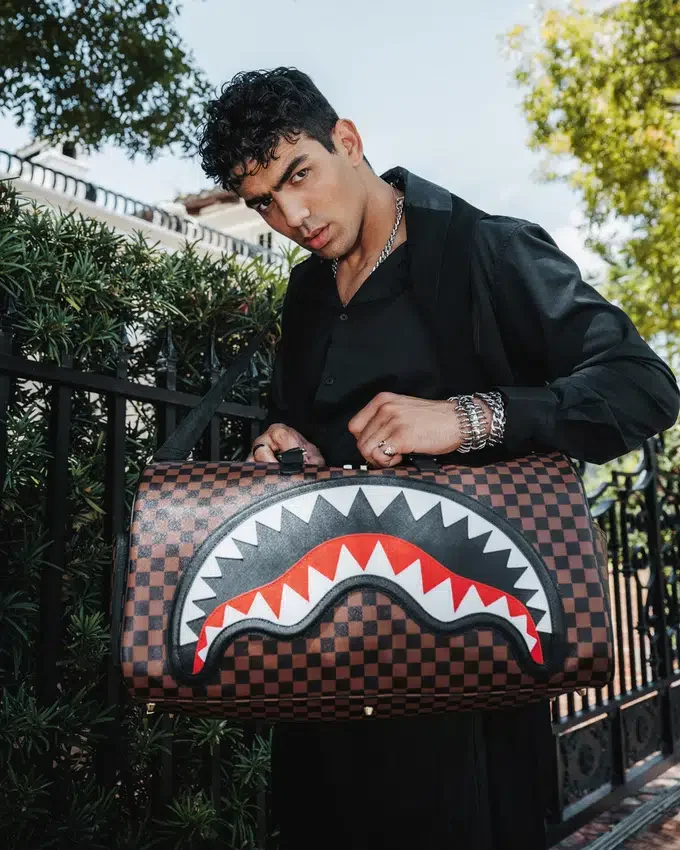 BOLSA DE DEPORTE «SAWTOOTH SHARKS IN PARIS»