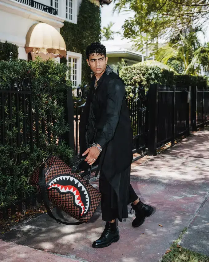 BOLSA DE DEPORTE «SAWTOOTH SHARKS IN PARIS»