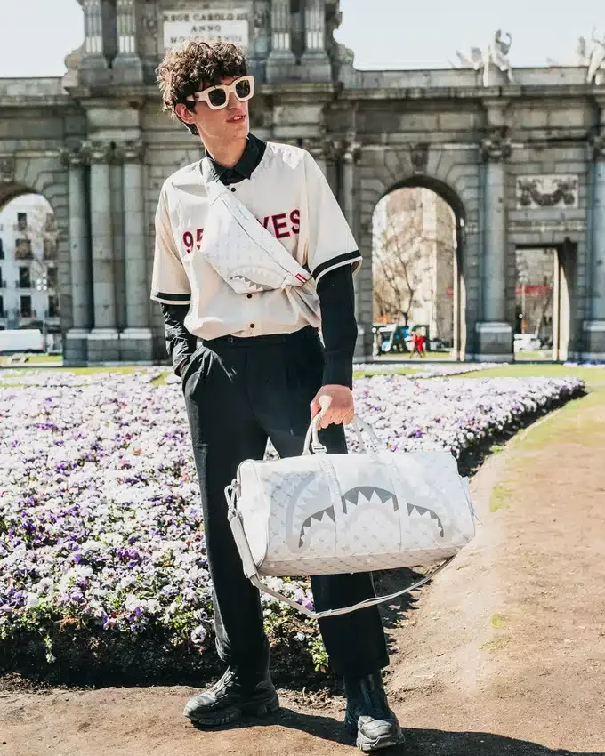 BOLSA DE VIAJE EMPEROR CON ESTAMPADO MONEY EN COLOR POWDER