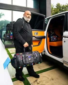 BOLSA DE VIAJE JAMES FIRST CLASS CON BANDERAS MUNDIALES Y MOTIVOS DE OPERACIONES ESPECIALES