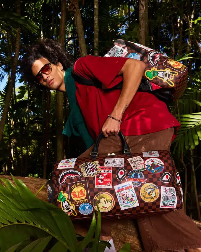 BOLSA DE VIAJE «MICKEY MOUSE MOGUL» EN COLABORACIÓN CON DISNEY