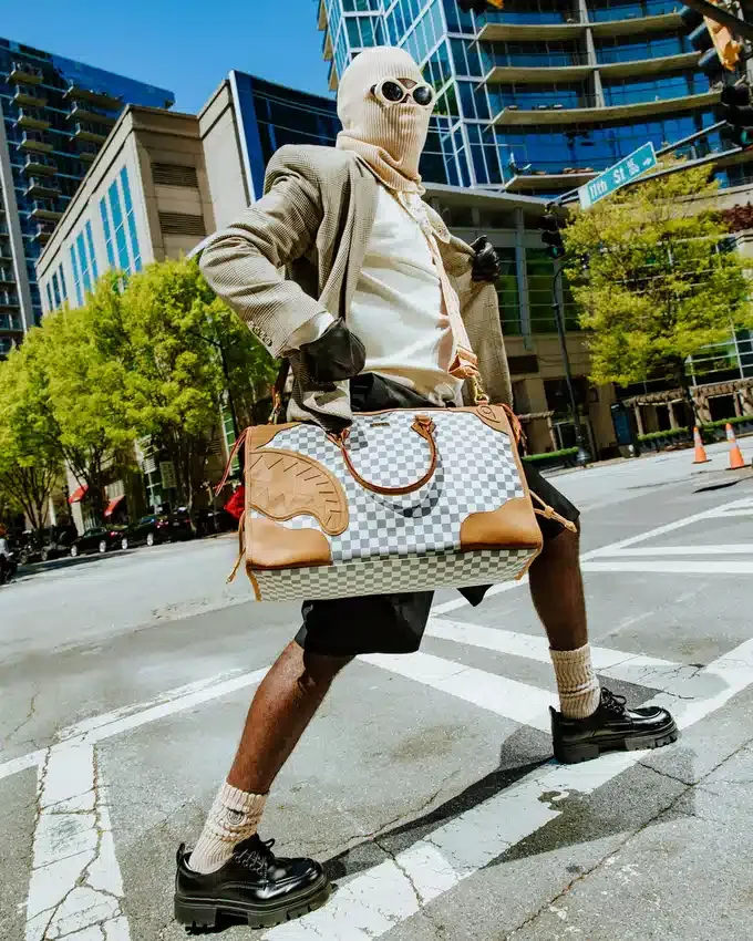 BOLSA DE VIAJE PIRAMIDAL HENNY LATTE