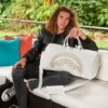 BOLSA DE VIAJE RIVIERA LE BLANC CON CADENA DORADA Y DETALLE DE TIBURÓN