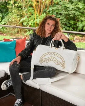 BOLSA DE VIAJE RIVIERA LE BLANC CON CADENA DORADA Y DETALLE DE TIBURÓN