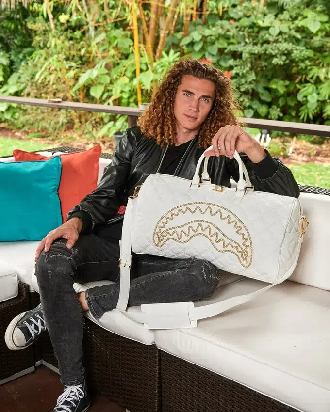 BOLSA DE VIAJE RIVIERA LE BLANC CON CADENA DORADA Y DETALLE DE TIBURÓN