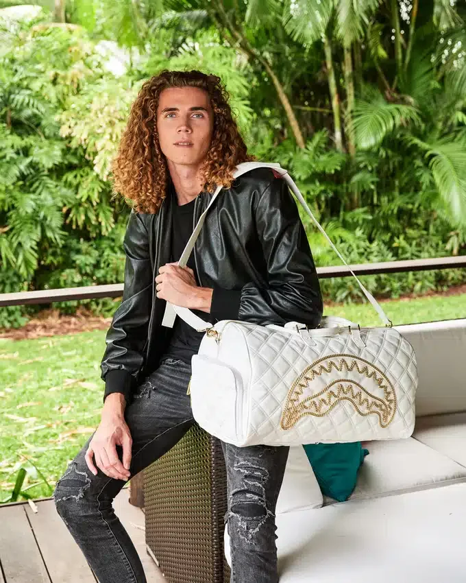 BOLSA DE VIAJE RIVIERA LE BLANC CON CADENA DORADA Y DETALLE DE TIBURÓN