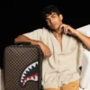 BOLSILLO EXTERIOR CON CREMALLERA DORADA «Sharks in Paris» – Equipaje de cabina jetsetter