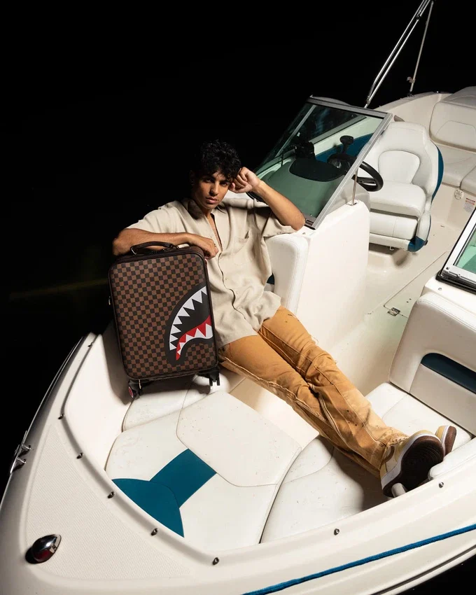 BOLSILLO EXTERIOR CON CREMALLERA DORADA «Sharks in Paris» – Equipaje de cabina jetsetter
