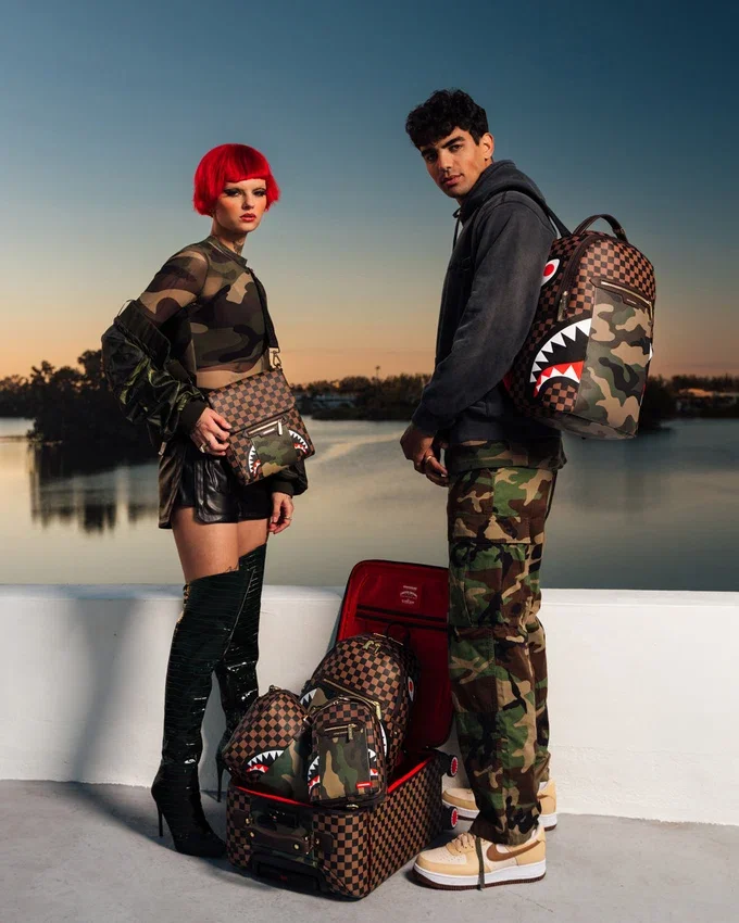 BOLSILLO EXTERIOR CON CREMALLERA DORADA «Sharks in Paris» – Equipaje de cabina jetsetter