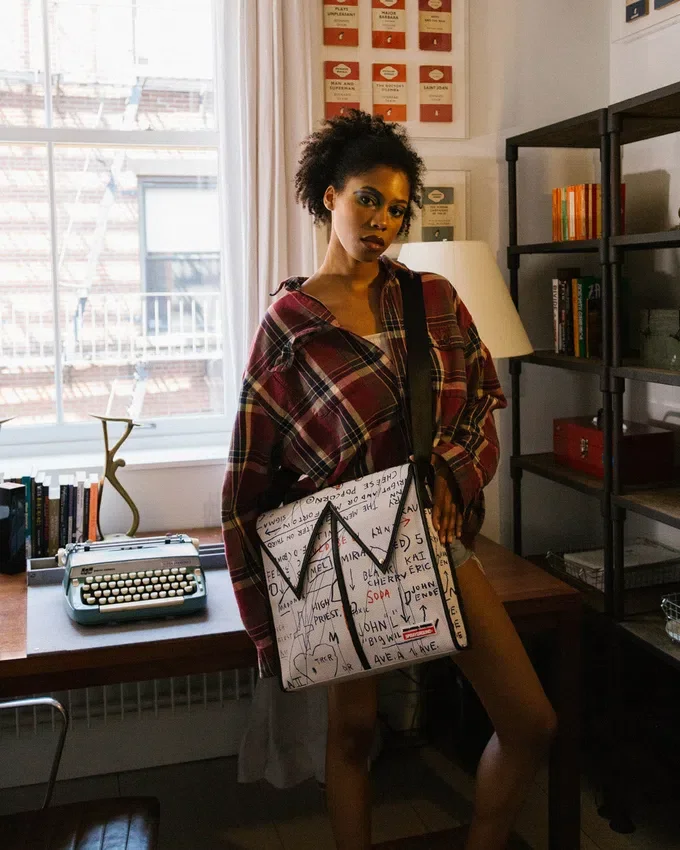 BOLSO BOLSOS CRUZADOS OFICIAL BASQUIAT «UNTITLED (CHEESE POPCORN)» DE 1983