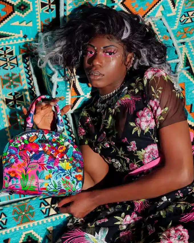 BOLSO DE MANO AVANT GARDEN
