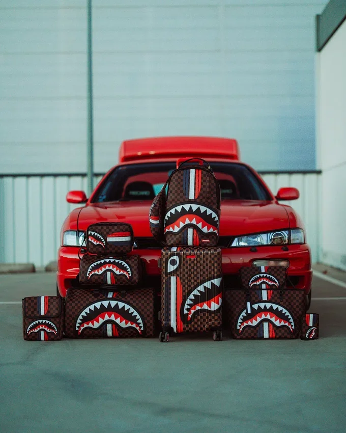 BOLSA DE NECESERES SHARKS IN PARIS GT