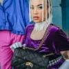 BOLSO DE MANO NOIR QUILT CON CADENA DORADA Y MOTIVO DE TIBURÓN