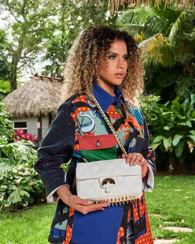 BOLSO DE MANO RIVIERA LE BLANC CON CADENA DORADA Y MOTIVO DE TIBURÓN