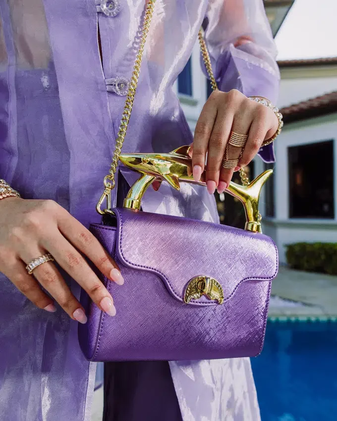 BOLSO DE MANO «Sharks of the Gold Ocean»