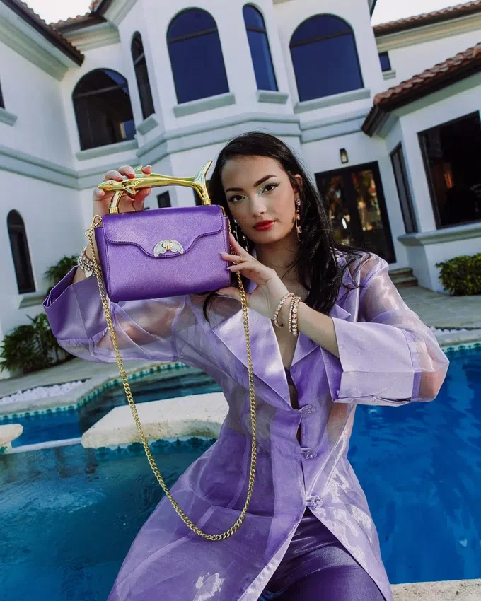 BOLSO DE MANO «Sharks of the Gold Ocean»