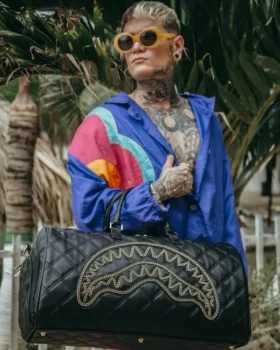 BOLSO DE VIAJE NOIR QUILT CON CADENA DORADA Y DETALLE DE TIBURÓN