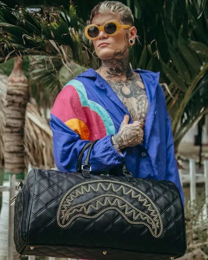BOLSO DE VIAJE NOIR QUILT CON CADENA DORADA Y DETALLE DE TIBURÓN