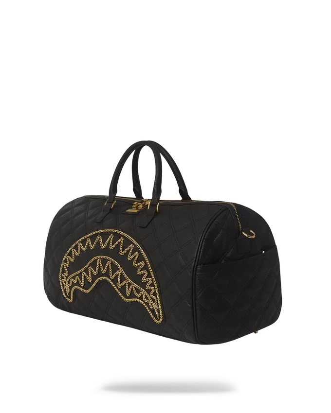 BOLSO DE VIAJE NOIR QUILT CON CADENA DORADA Y DETALLE DE TIBURÓN