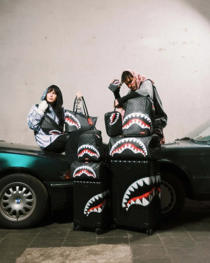 BOLSA DE NECESERES «SHARKS IN PARIS HYPER PUFF»