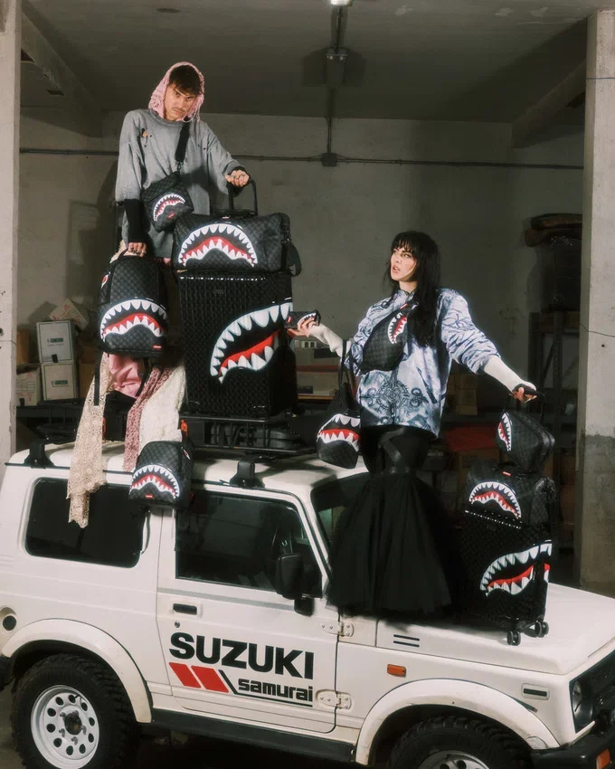 BOLSA DE NECESERES «SHARKS IN PARIS HYPER PUFF»
