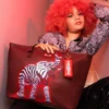 BOLSO TOTE DE COLABORACIÓN CON RON ENGLISH: ESTAMPADO DE CEBRA Y ELEFANTE