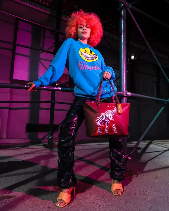 BOLSO TOTE DE COLABORACIÓN CON RON ENGLISH: ESTAMPADO DE CEBRA Y ELEFANTE