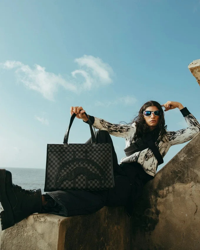 BOLSO TOTE «MIDNIGHT CHATEAU TORTUGA»