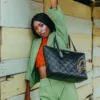BOLSO TOTE NOIR QUILT CON CADENA DORADA Y ESTAMPADO DE TIBURÓN