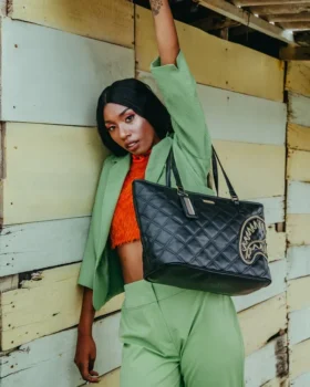 BOLSO TOTE NOIR QUILT CON CADENA DORADA Y ESTAMPADO DE TIBURÓN
