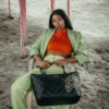 BOLSO TOTE NOIR QUILT CON CADENA DORADA Y ESTAMPADO DE TIBURÓN