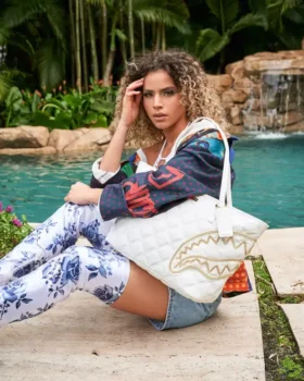BOLSO TOTE RIVIERA LE BLANC CON CADENA DORADA Y MOTIVO DE TIBURÓN