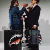 EQUIPAJE DE VIAJE DE TAMAÑO NORMAL SHINOBI SHARKS IN PARIS