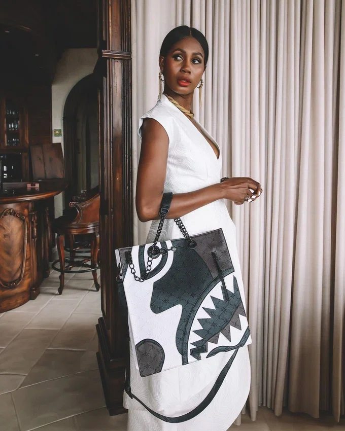 <i>V.V.I.P. LOFT TOTE</i>