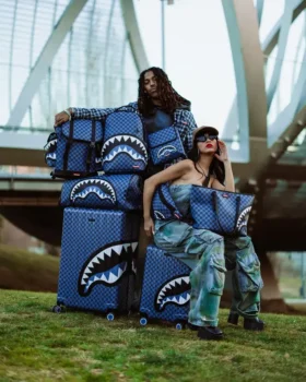 MALETA DE CABEZA DE TAMAÑO NORMAL CON CARCASA RÍGIDA «MIDNIGHT MAGIC SHARKS IN PARIS»