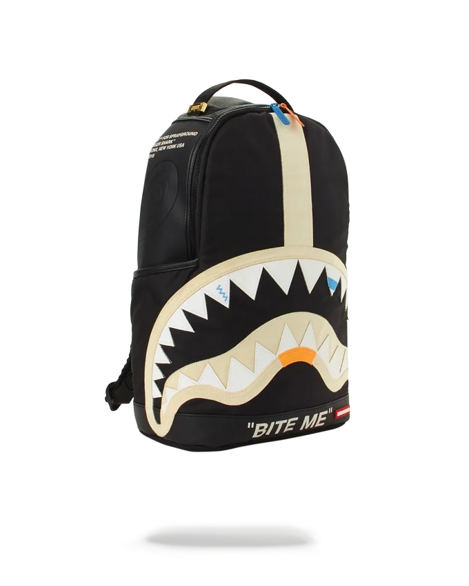 MOCHILA BITE ME SHARK (NEGRA)