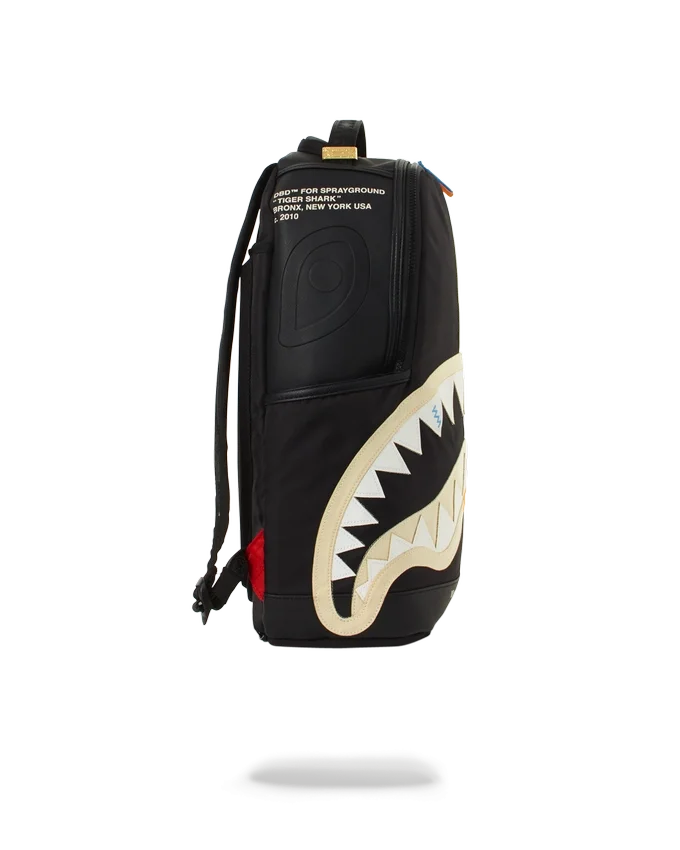 MOCHILA BITE ME SHARK (NEGRA)