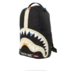 MOCHILA BITE ME SHARK (NEGRA)