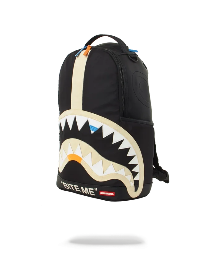 MOCHILA BITE ME SHARK (NEGRA)