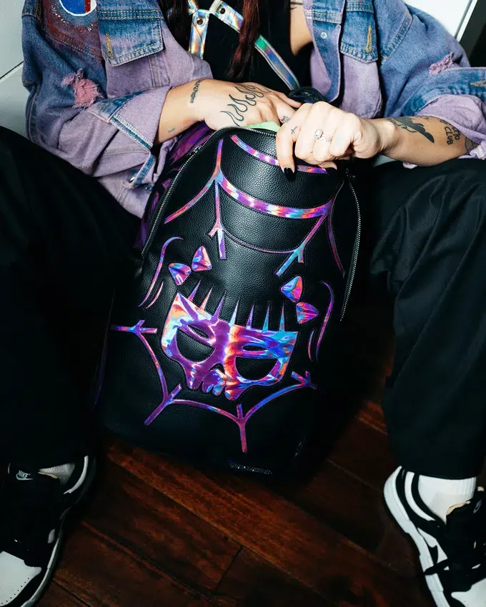 MOCHILA CAZZU IRIDISCENTE CON DETALLES DE ARANCA, CALAVERA Y SHARK (DLXV)