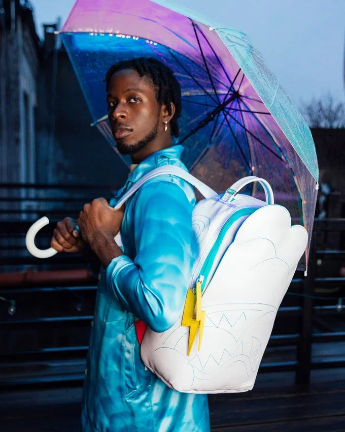 Mochila «CLOUDY WITH A CHANCE OF SHARK» (DLXV)