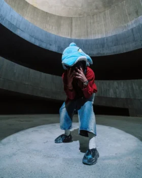 MOCHILA CON CAPUCHA «STUFFED SAVAGE» CON MOTIVO DE SHARK