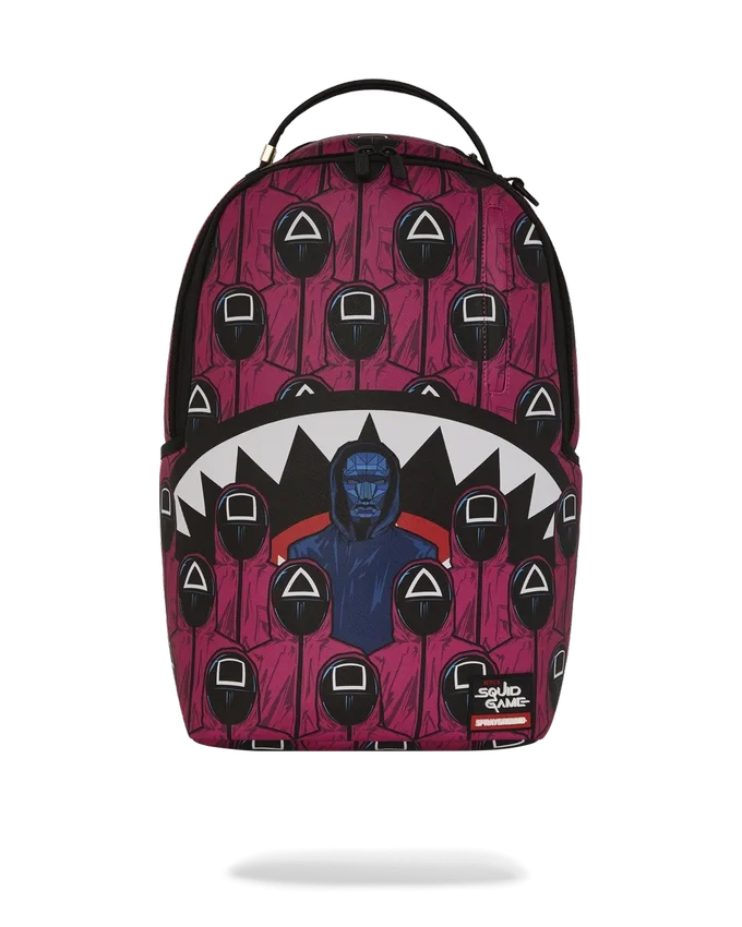 Mochila con colaboración de «SQUID GAME»: Frente con hombre y espalda con tiburones rosas