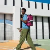 Mochila con colaboración de «SQUID GAME»: Frente con hombre y espalda con tiburones rosas