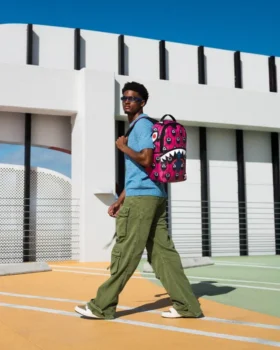 Mochila con colaboración de «SQUID GAME»: Frente con hombre y espalda con tiburones rosas