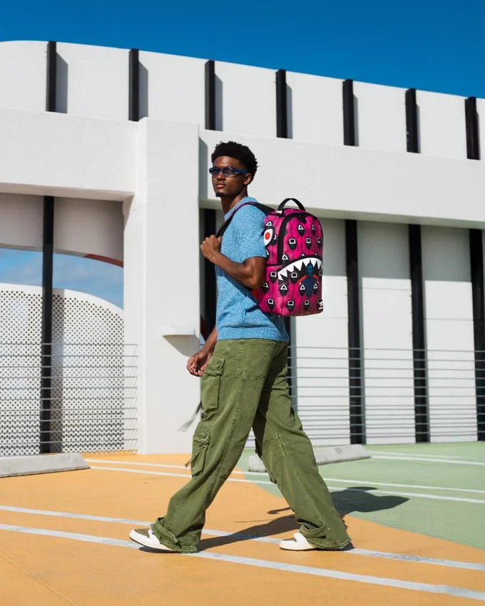 Mochila con colaboración de «SQUID GAME»: Frente con hombre y espalda con tiburones rosas