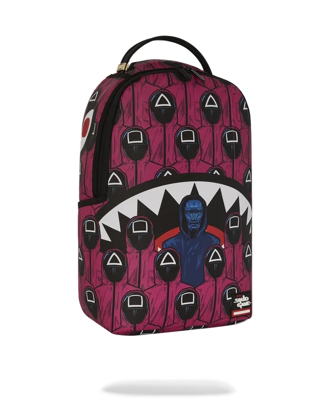 Mochila con colaboración de «SQUID GAME»: Frente con hombre y espalda con tiburones rosas