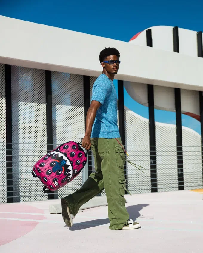Mochila con colaboración de «SQUID GAME»: Frente con hombre y espalda con tiburones rosas