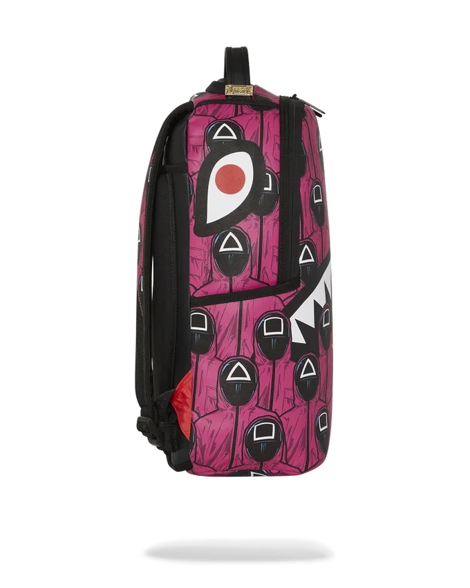 Mochila con colaboración de «SQUID GAME»: Frente con hombre y espalda con tiburones rosas